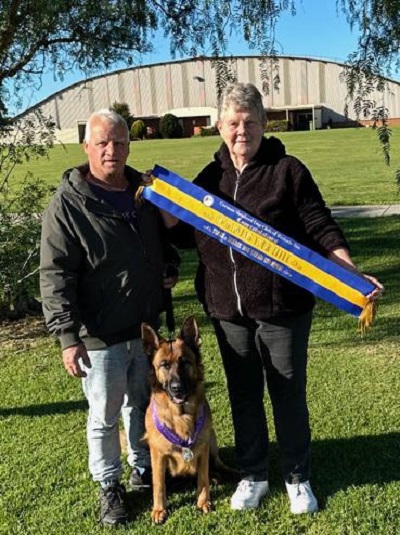 Elsie showing her ribbon